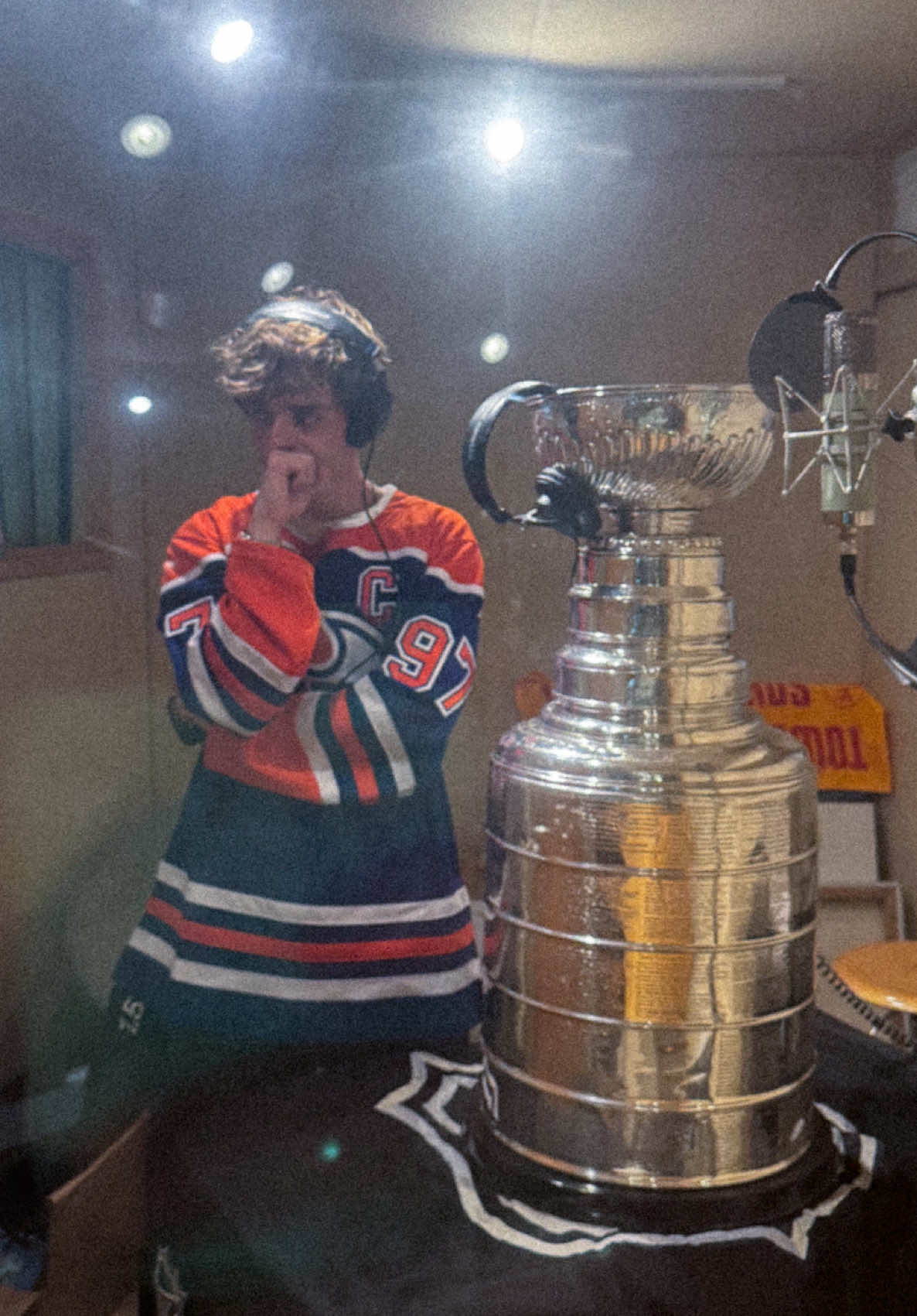 There’s actually no way we got THE Stanley cup in the stuuuuu. Thank you so much to the @NHL for this once in a lifetime opportunity. And LETS GO OILERSSSSS💙🧡 #ad 