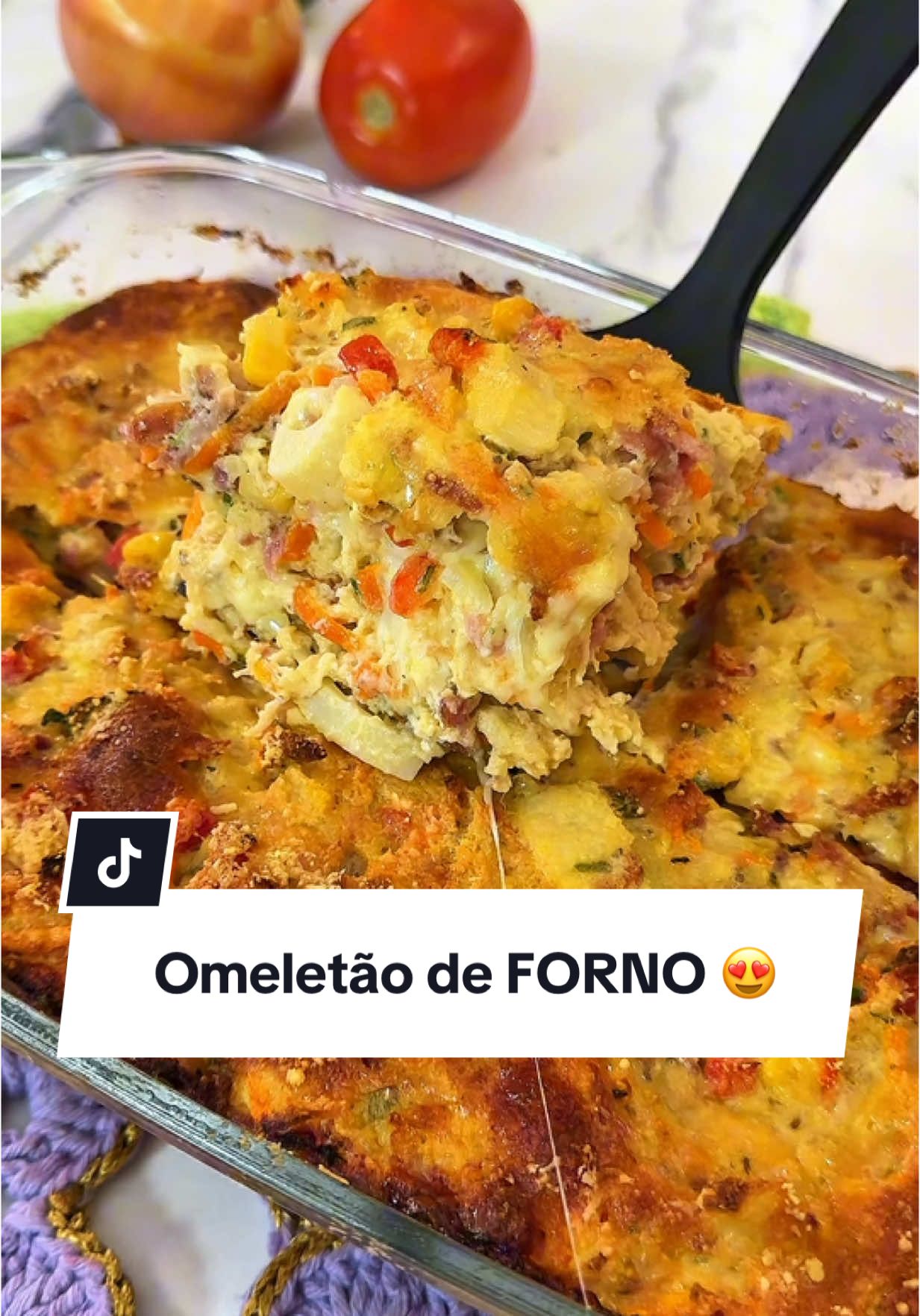 Aqui em casa todos amamos! Quando faço não sobra nada.  Lista de ingredientes: • 6 ovos • 1 pitada generosa de sal • 4 colheres de sopa de farinha de trigo (pode substituir por farinha de arroz ou tapioca) • 200 ml de leite • 1 colher de chá de fermento químico em pó • ½ calabresa ralada • ½ cenoura ralada (crua) • ½ cebola picada • ½ xícara de palmito picado • ½ lata de milho (sem a água) • 1 tomate picado • ½ pimentão vermelho picado (pode ser outro tipo) • 150 g de frango cozido e desfiado • 150 g de queijo mussarela picado (ou ralado) • Cheiro-verde a gosto • Pimenta-do-reino a gosto • Tempero de ervas a gosto • Queijo parmesão ralado (para gratinar, a gosto) #foryou #fy #tiktokreceita #omelete #receitas