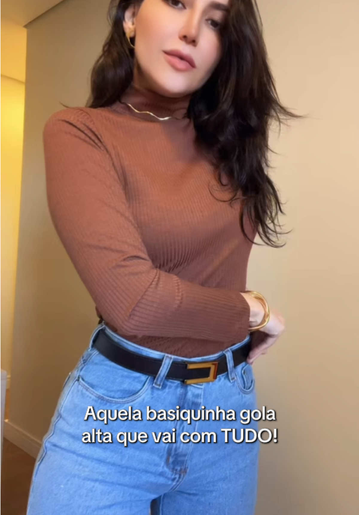 Manga longa canelada na cor do outono/inverno 🍂  A calça Wide Leg perfeitaaaa tbm é do TikTok Shop e está na minha vitrine. Deixarei o link no próximo vídeo. . . #look #mangalonga #blusabasica #cacharrel #moda #TikTokFashion #tiktokshop #tiktokshopchegou #segundapele 