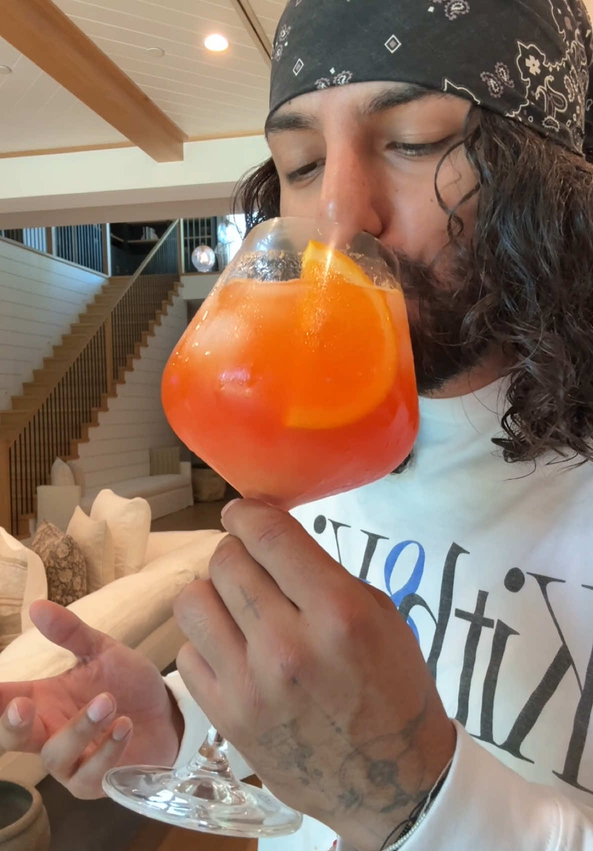 This is the only mimosa we're making bottomless. 👀🍾 Add some beneficios this National Mimosa Day with Hydration + Immunity: Mandarín! 🍊Shake it. Pour it. Sip it. Sabor, bubbles, and benefits. Ya tú sabes. 🥂 #CheersToHealth 