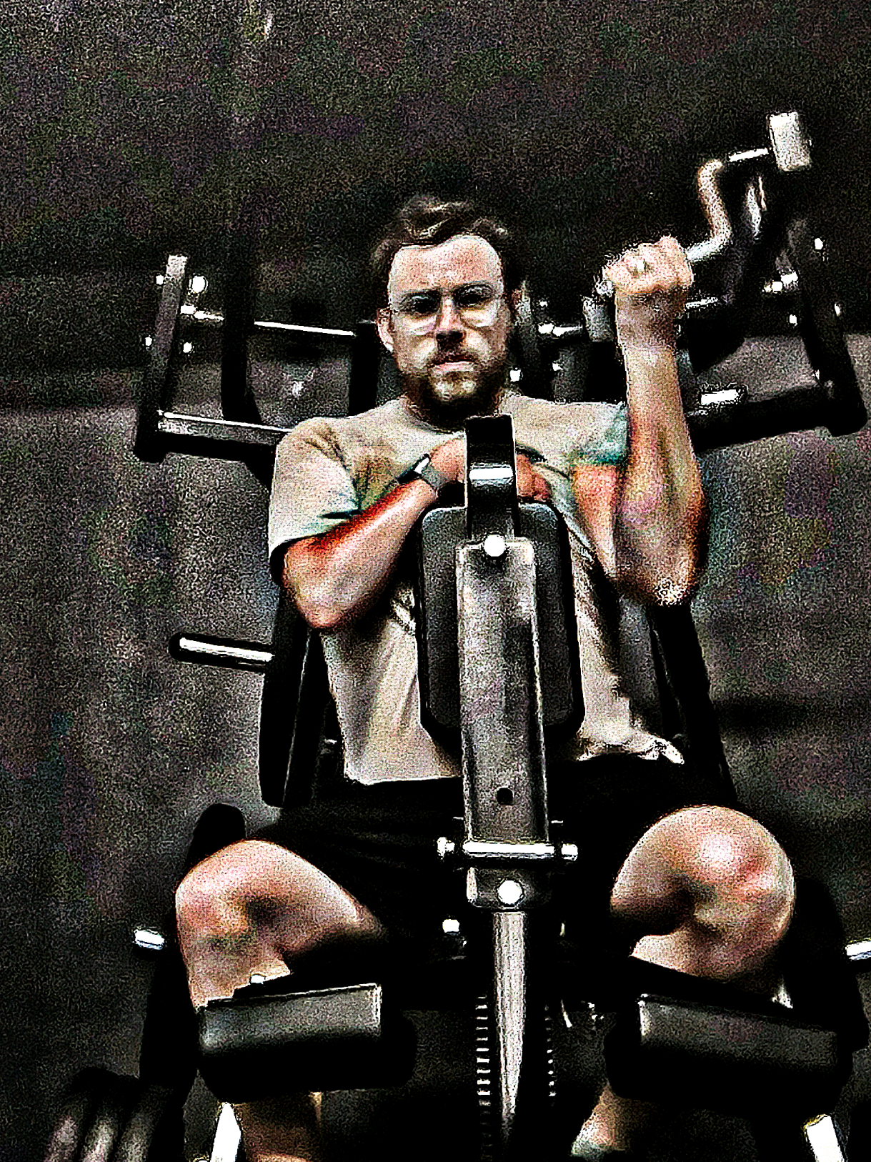 Parfois, le combat ne se voit pas. Il se vit en silence, entre chaque respiration, chaque contraction, chaque goutte de sueur. Ce n’est pas juste du sport. C’est un message. Une promesse. Une revanche. Chaque fois que je m’assois sur cette machine, je me lève mentalement contre tout ce qu’on a pu me dire ou me faire croire. Je suis peut-être limité physiquement, mais dans ma tête, je suis libre. Libre de repousser mes limites. Libre de prouver que le handicap ne signifie pas abandon, mais adaptation. La douleur fait partie du chemin. Les regards aussi. Mais ce qui compte, c’est ce feu à l’intérieur. Celui qui me pousse à ne jamais me contenter de survivre… mais à VIVRE pleinement, fort, avec sens. Si tu lis ça et que tu traverses un moment dur : accroche-toi. Peu importe où tu commences, tu peux toujours aller plus loin. Ne t’excuse jamais d’être différent. Utilise-le comme ton carburant. #Mindset #FitnessMotivation #HandicapForce #NoExcuses #NeverGiveUp #AdaptAndOvercome