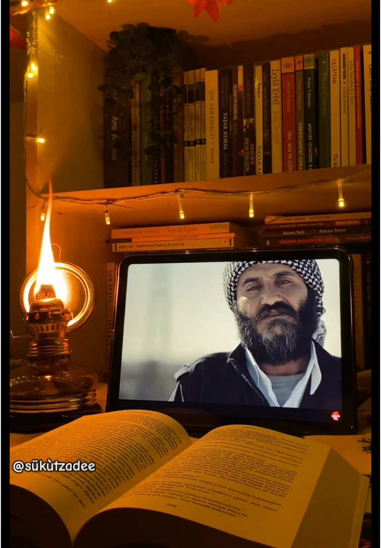 Çeviri: Sen gittiğin gün, herkese senden bahsediyordum. Nereye gittiysem senden bahsettim. O zaman yeni bir yaraydı, günler geçti ve ben seni unuttum. Bir kez olsun yanıma gelmedin, benim günahım değildi, kendine sor! Sen kayboldun. Şimdi burda olsaydın, ne gerek vardı aramıza yılların girmesine ve seni unutmama ne gerek vardı?  Bazen anneden uzaklaşmak “ölümdür” derdin bende senin gibi düşünüyordum ve senin gibi yapıyordum. Kim gitti kim kaldı ? Kim annesini ellere bıraktı ? Şimdi burda olsaydın lafımı lafının üstüne söylememe ne gerek vardı ? (…) ne gerek vardı ? Bahçendeki ağaçlar kurumuş ve susamış, kuru gözyaşı döküyorlar… 💔🥀 (Hata yaptıysam affola )  #ferhadmerde #ferhadmerdeşiir #fypシ゚ #kesfet #fyp #sukutzade 