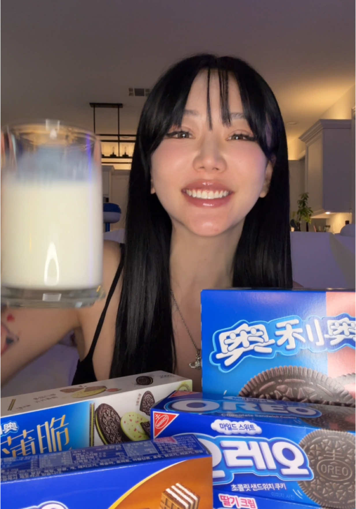 ASIAN OREO REVIEW TIME HOS #oreos #foodreview 