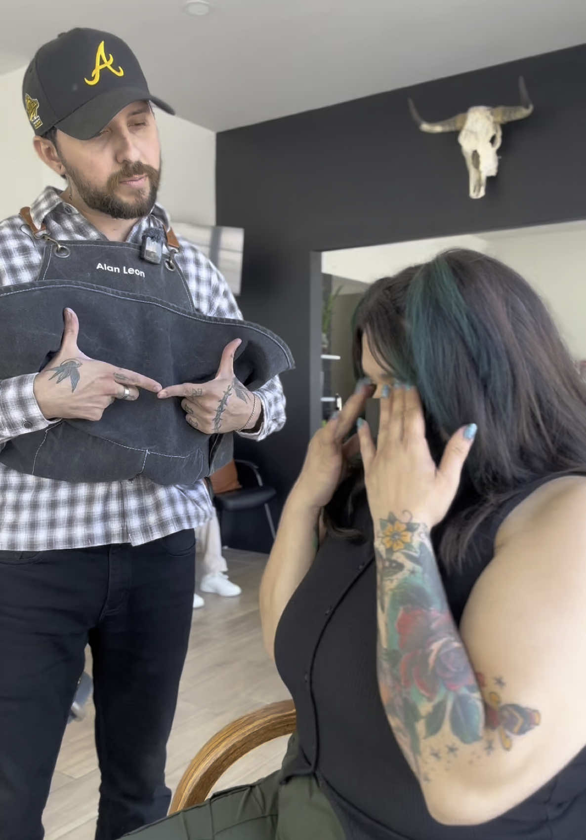 #humor #alanleonestilista #discapacidad #humorquenidarisa #humor #moda #manicurista #manicurista #hairsalon #hairstyle #beauty #belleza  #rojo #corazón #korean #balayage #hair tu #bobcut #emo #punk #bobhaircut #melena #cabellocorte #korea #14defebrero #gata #gato #gatuno  #bellakath #CapCut #Otaku #furro #therian 
