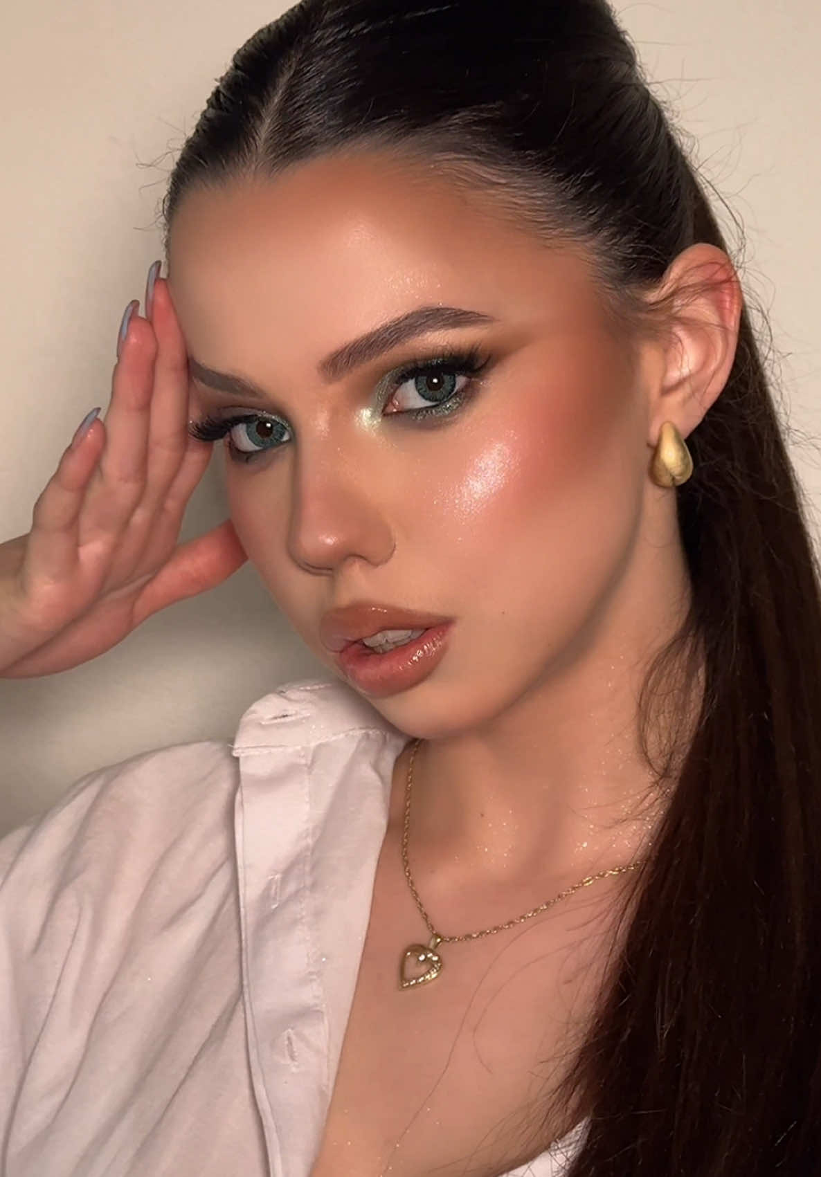 Sočiva ili bez njih?🤎💚 @lena.tosiicc  #makeupbypoki #makeupideas #profesionalnosminkanje #makeupartist #fyp #viral #mua #jagodina #funn #makeuptransition #makeupoftheday #makeupbyme #model #makeup 