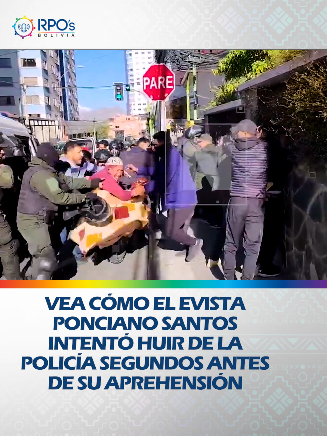 VEA CÓMO EL EVISTA PONCIANO SANTOS INTENTÓ HUIR DE LA POLICÍA SEGUNDOS ANTES DE SU APREHENSIÓN En un video se puede observar cómo Ponciano Santos intentó huir de la policía antes de su aprehensión. Sin embargo ante la presencia de varios policías fue capturado, subido a un vehículo y llevado a instalaciones de la FELCC. #RPOsBolivia #JuntoAlosPueblos #UnidosHaciaElBicentenario