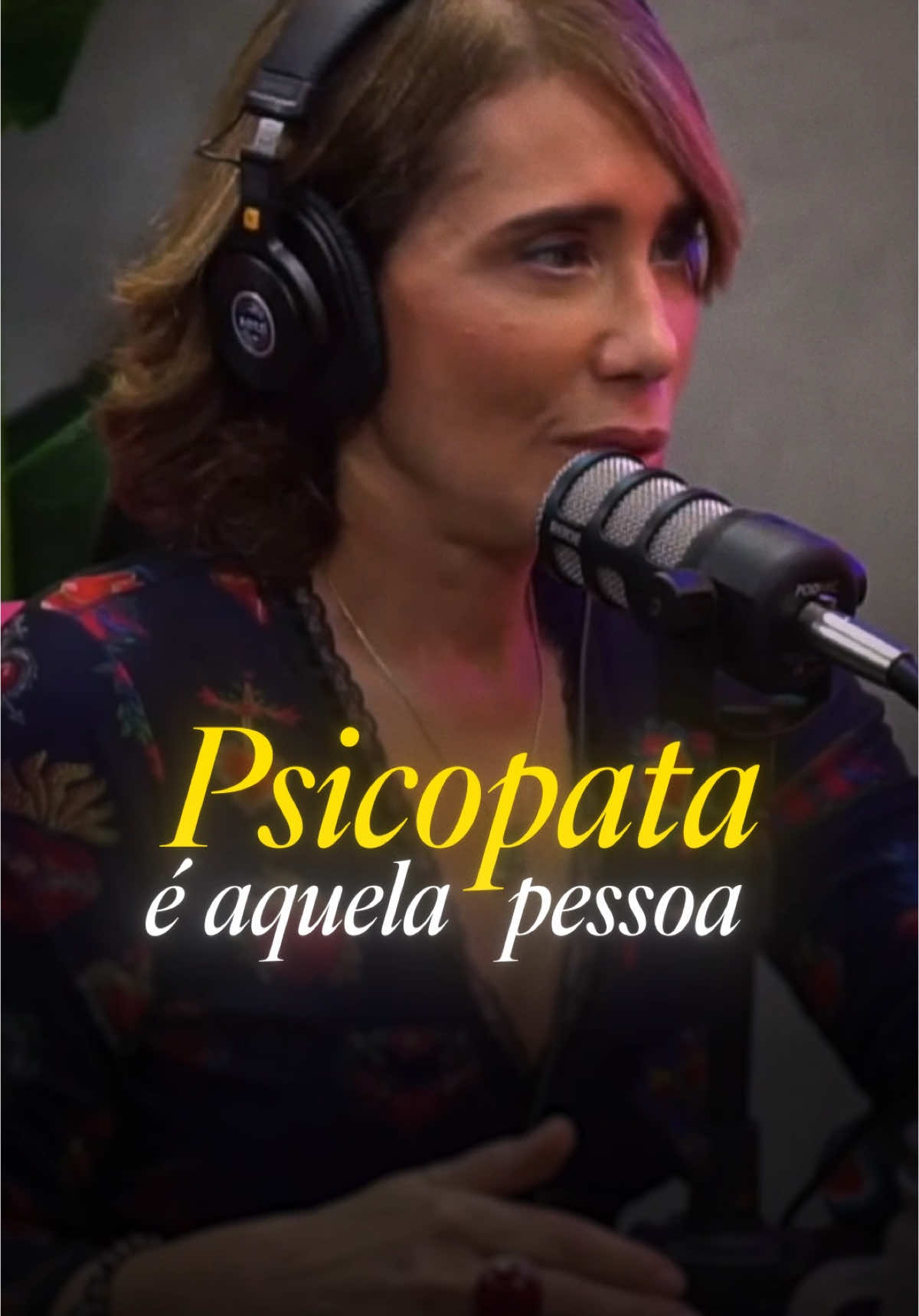 Sabe aquela pessoa que “chega chegando”, se mostra carismática, envolvente e íntima em pouquíssimo tempo? Pois é… esse charme todo pode ser uma armadilha. Psicopatas são mestres na arte da manipulação. Entram em nossas vidas como se fossem presentes dos céus, mas escondem intenções frias e calculistas. Eles operam 100% pela razão. Têm estratégia, estudam o outro e se adaptam para conquistar. E atenção, mamães e papais: na internet, esse disfarce pode ser ainda mais perigoso. Conversas aparentemente inocentes podem esconder predadores. Se seu filho ouvir perguntas como “Seu pai está em casa?” ou “Sua mãe trabalha?”, durante um jogo online… desligue na hora. Criança não faz esse tipo de pergunta, mas adulto mal-intencionado, sim.  💬 Me conta aqui nos comentários: você já conheceu alguém que parecia “bom demais pra ser verdade”? Como foi essa experiência? Vamos conversar sobre isso. Compartilhar é uma forma de proteger e alertar outras pessoas. Tô aqui pra ouvir vocês! 💙