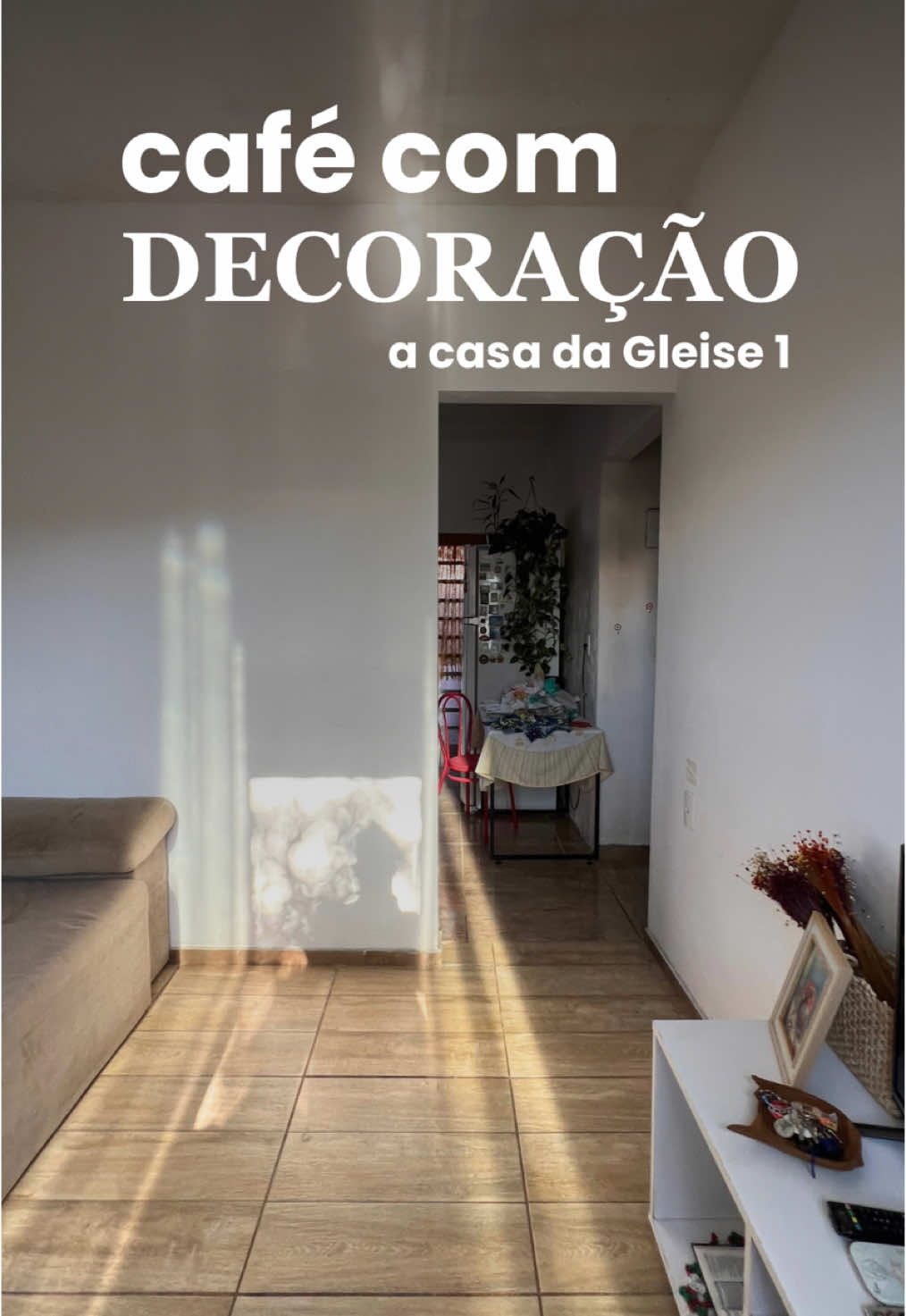 Entrei na casa da Gleise pra um café e uma decoração pé no chão. Ela mora numa casa alugada, com uma sala bem pequenininha, mas sabe o que sobra por lá? Muito amor!!!♥️ bora deixar a sala do jeitinho que ela merece! #decoracaopenochao #antesedepois #transformacao #sala #saladejantar #cafécomdecoração #alugado