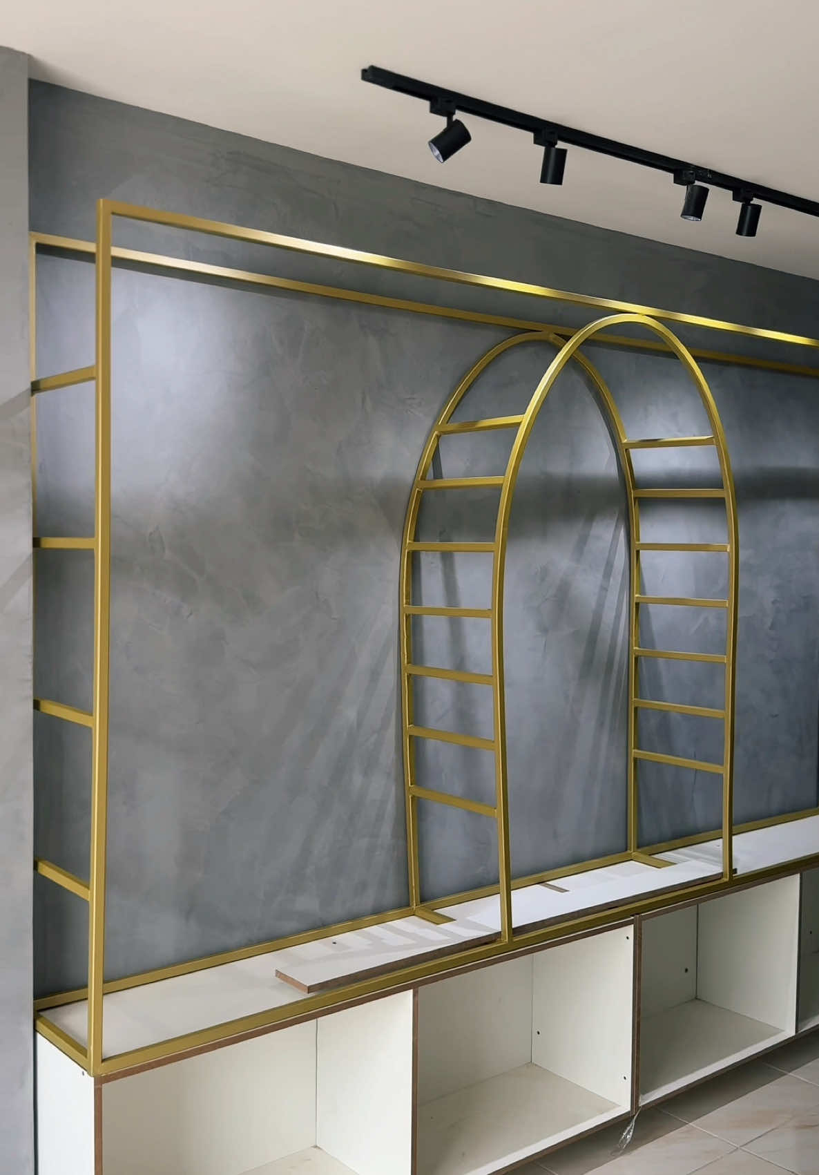 ✨ Estrutura em metalon 2x2 com acabamento dourado fosco, desenvolvida especialmente para realçar a exposição dos produtos de maquiagem. Projeto sob medida, pensado para unir elegância e funcionalidade#. 📍Mais um cliente satisfeito! #metalon #serralheria #fyp #viral #foryou #explore #luxury #design #arquitectura #arquitetura #design #maquiagem #makeup #maquiagem10reais #make10reais 