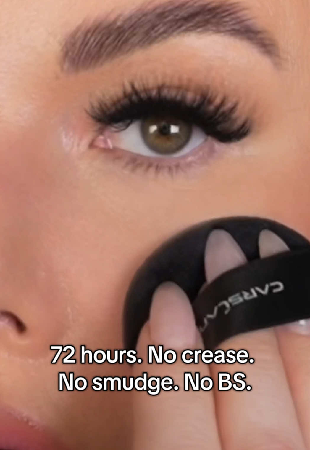 This setting powder said ‘catch me melting’… and didn’t. 72 hours of flawless, grease-free, crease free magic 🪄 #settingpowder @carslan_us #flawlessfinish #oilcontrol #smudgeproof #waterproofmakeup #Loveyourboobs 