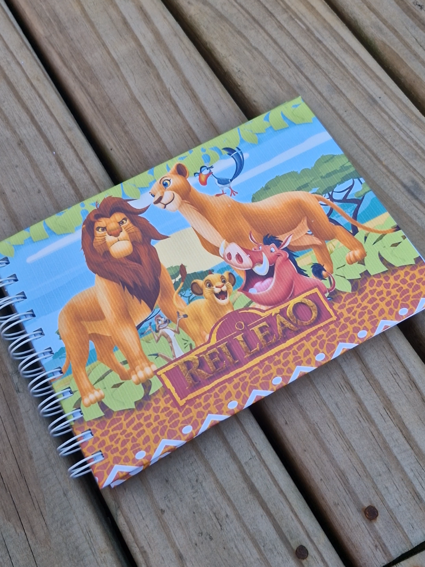 Quem ama o Rei Leão precisa desse livro de colorir!!! 🦁  É tão lindo que parece que você está dentro do filme!  De capa dura, espiral e folhas de gramatura 180.  Tem link dele na minha bio!! ❤️  #Reileão #LivroDecolorir #Disney