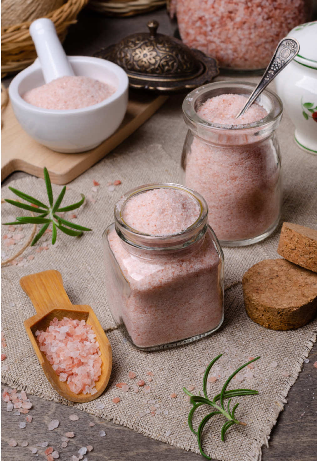 🌸O Sal Rosa do Himalaia é associado à terra e energia de cura emocional e é usado em banhos mágicos que envolvem todas as formas de amor e em questões ligadas à relacionamentos, equilíbrio de energias e acolhimento. 🍃No curso “A Magia dos Banhos de Ervas” você irá aprender como fazer qualquer banho de ervas que você desejar (usando ervas quentes, mornas ou frias) de forma simples e descomplicada, para manifestar a sua intenção (amor, prosperidade, harmonia, limpeza e proteção). 🌙Além disso, irá mergulhar no Herbalismo Tradicional e Mágico e descobrirá as propriedades energéticas das ervas através do seu astro e do elemento regente e como usar a magia natural para potencializar os seus banhos de ervas. 🌿Além disso, você terá acesso exclusivo a receitas detalhadas e passo-a-passo de como preparar os banhos mágicos mais fundamentais e poderosos, utilizando as ervas certas para cada propósito, permitindo que você crie seu próprio santuário de cura e magia natural. 🤗 É só clicar no link que está na minha bio para acha acessar o site do curso que está por um valor muito especial.