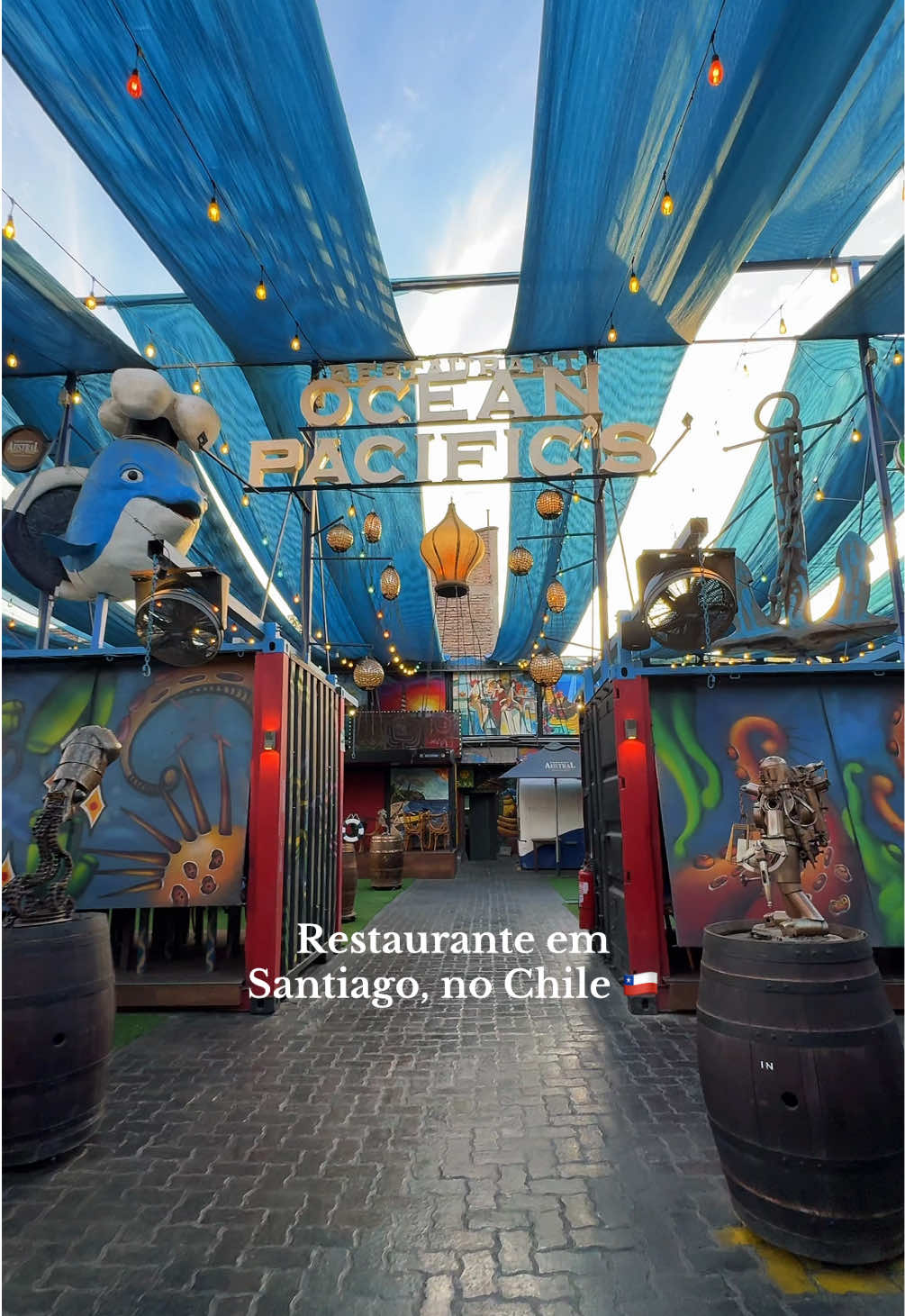 Restaurante temático pra você conhecer na sua viagem ao Chile 🇨🇱  Ele é perfeito pra quem vai viajar com crianças, mas o preço é salgado 💵  📍Ele fica no centro, na rua Agustinas 2237   Você iria? 🐚🐠🧜🏼‍♀️⚓️ #santiagodechile #restaurantesantiago #viagemchile #chile #fypシ゚ 