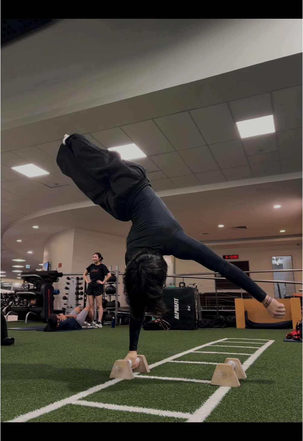 how’s he doing that 🤯  #calisthenics #workout #gym #GymTok #motivation #aesthetic #07 #asian #Fitness 