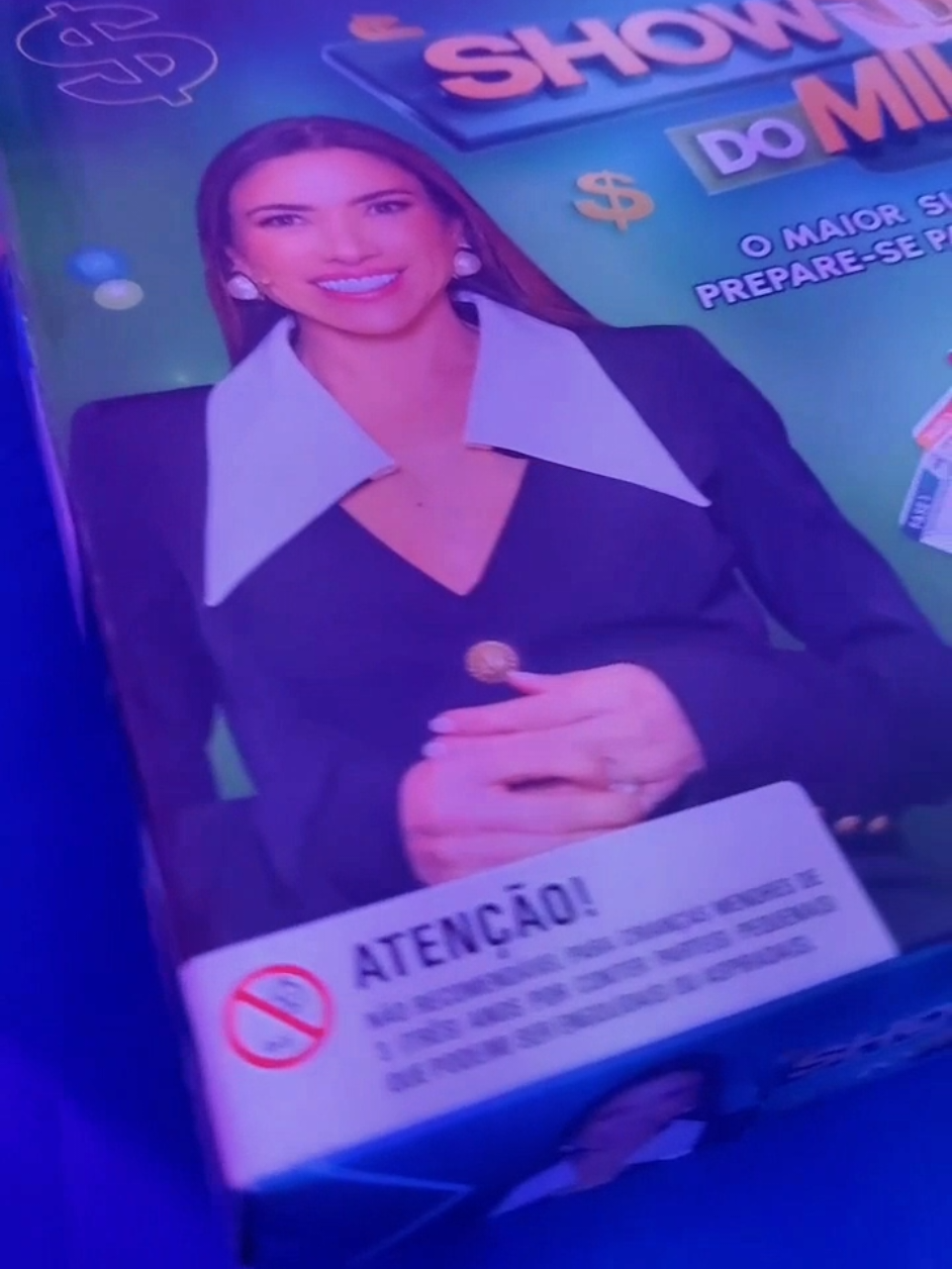 🎉📺 Esse é Show do Milhão! 💰🎲 Se você também gritava “QUEM QUER SER MILIONÁRIO?” na frente da TV, vai se apaixonar por essa experiência nostálgica e divertida! 🧠 Teste seus conhecimentos, desafie os amigos e veja quem chega mais perto do milhão 👨‍👩‍👦‍👦 Valeu Pais e Filhos e @SBT  por trazerem essa relíquia dos anos 2000 pra mesa da galera! #BoardGames #ShowDoMilhão #JogoDeTabuleiro #UnboxingTime #BoardGameUnboxing #JogosDeTabuleiro #Nostalgia #QuizGame #BoardGameAddict #TabletopGames #BoardGameNight #PaisEFilhos #SBT #BoardGameLife #meeple 