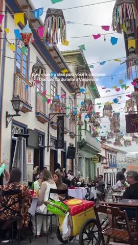 Realizada no centro histórico da cidade, a Vesperata une tradição, música, gastronomia e arquitetura em uma sinfonia única no mundo, sendo reconhecida como Patrimônio Cultural de Minas Gerais.  Em 2025 acontecerá nos seguintes dias:  Maio: Dias 17 e 31 Junho: Dias 14 e 28 Julho: Dias 05 e 12 Agosto: Dias 02, 16 e 30 Setembro: Dias 13, 20 e 27 Outubro: Dias 04 e 11 A venda dos ingressos das mesas do evento é feita através do telefone (38) 9 8822-3623, e também pela plataforma digital Sympla e são disponibilizadas no final de cada mês. #foryoupage   #diamantina #vesperata #minasgerais #mg  #fyp #artlife #lifequotes #fypシ゚ 