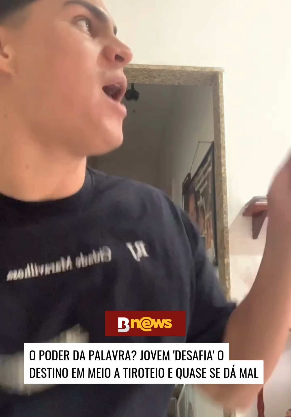 😮 O carioca Maycco Silva resolveu filmar o momento que ele e sua família iriam almoçar ao som de tiros no Rio de Janeiro. Mostrando estar acostumado com a situação, ele não ouviu sua mãe, que aconselhou que ele comesse na cozinha. Enquanto sentava na sala e comia uma carne, o jovem brincou: “Imagina o tiro pega aqui”. Nesse momento, uma bala atingiu a janela de casa, fazendo com que ele saísse correndo do cômodo. Créditos: mayccosilva (ig) | @myhoodbr