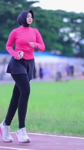 Terpantau Mode fokus😅🙈          #outfitlaricewe #Running #binsik #foryoupagе #pelarikonten #otdhijabstyle #masukberanda #runningmotivation #fypシ #binsikbareng #fypage 