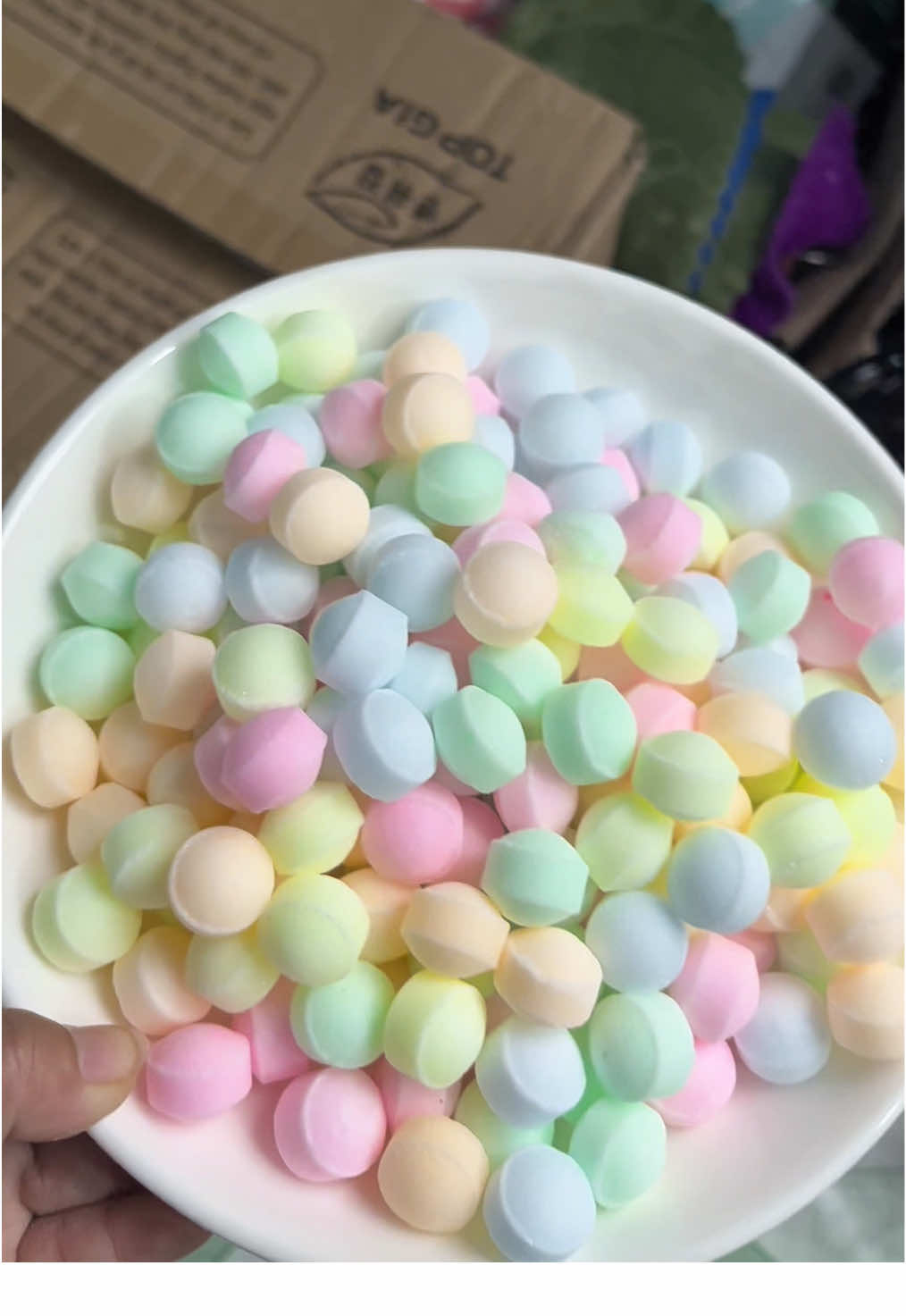 Cái gì chứ mùi hôi tủ quần áo là em chịu không nổi luôn! May mà có viên long não Thuận An, thơm nhẹ, sạch mùi, gián kiến bay biến hết trơn! Một viên bé xíu mà xịn dữ thần á mấy bà ơi! Ai chưa xài là thiệt đó nha 🧺✨#thuytrieu91 #longnao #thuonghieuthuanan   #meonhacua #meovatgiadinh   #xoadieumuihoi #danhchogiankien   #muachuanha #tiktokgiadinh   #donthuachuan #gocnhacuame