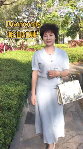 潮汕老阿姨版《Diamonds》 “We’re like Diamonds in the sky” 她用皱纹，折出比银河更亮的光 #潮汕如姨爱唱英文歌 #diamonds #Rihanna #hotmusic #singingvideo #潮汕 #englishsong 