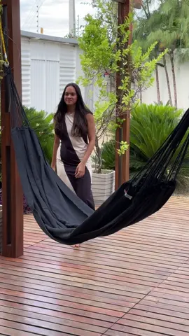 Rede de Descanso Jeans Life Basic Preta – Leve, Estilosa e Compacta! Se você procura conforto, praticidade e um visual moderno, acaba de encontrar. A Rede de Dormir Jeans Life Basic Preta une tudo isso em uma peça só. Produzida em 100% algodão, ela é resistente, macia e ainda super fácil de transportar — cabe até na mochila! 📏 Medidas Tecido: 2,60 m x 1,40 m Comprimento total: 3,90 m (de punho a punho) Suporta até 160 kg Peso aproximado: 1,3 kg 🌿 Ideal para: Varandas Jardins Áreas internas Camping e viagens 📦 Vantagens: Compacta e prática Produção artesanal de alta qualidade Visual moderno e versátil Envio rápido e com garantia de fábrica Não solta tinta nem mancha 💬 