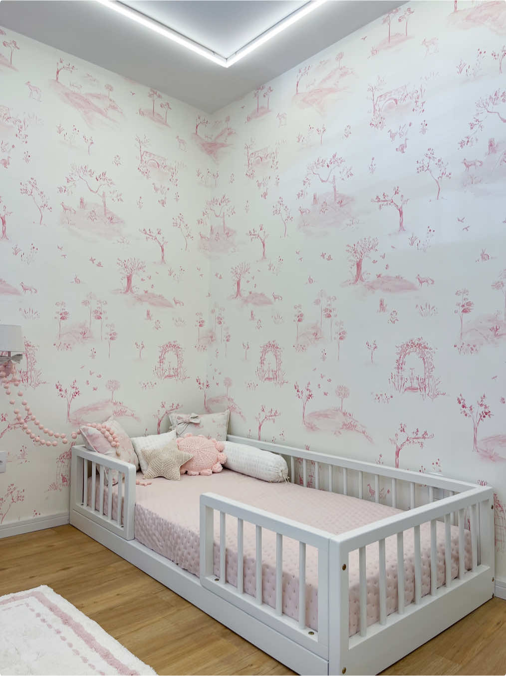 Nossa cama Montessori chegou em offwhite, trazendo ainda mais leveza e aconchego para o quartinho dos pequenos. Um espaço pensado para oferecer liberdade, segurança e noites tranquilas. #quartodemenina #montessori #decoracao #quartoinfantil #decoracaocriativa 