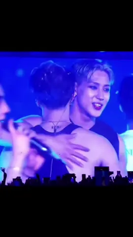 น้องแบมอ่ะรักพี่แจ็คมากจริงๆนะ น้องรู้ว่าพี่เหนื่อยก็รีบหันมากอดพี่ทันที แล้วพี่คืออ้อนน้องเลย🥺😭 (ขออนุญาตเจ้าของคลิปนะคะ🙏) #jackbam #bambam #jacksonwang  #jackbam🐢🐍 #got7 #แบมแบม  #뱀뱀 #got7forever💚 #fyp 