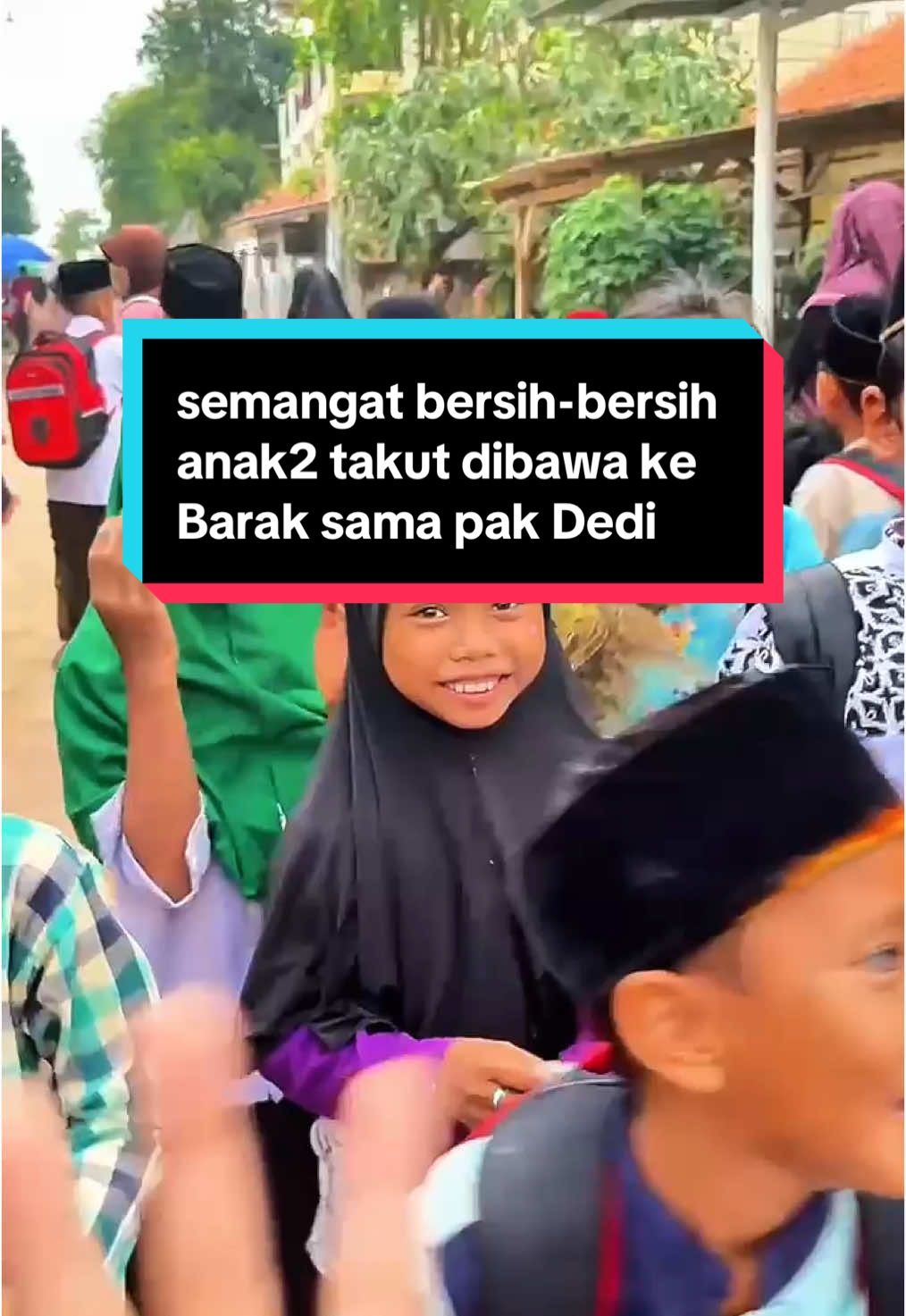 Mencintai kebersihan harus ditanamkan sejak dini, melihat antusias anak2 di Dusun Sidamulya, Desa Ciasembaru untuk membersihkan sampah dipinggir jalan, saya senang dan bangga dan semua salah satunya krna video2 pak Gubernur yang selalu viral #barak #pakdedimulyadi #kdm 