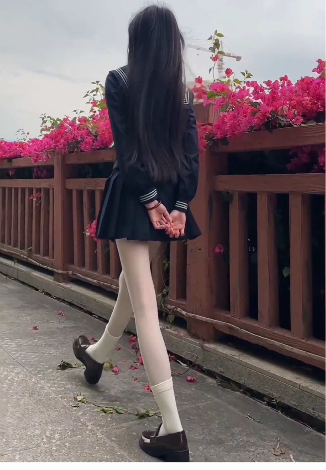 🌸 Bé học sinh đi lạc vào tim anh rồi nè~ 🥺 Outfit xinh xỉu ai nhìn cũng mê ✨ #phoiquantat #quantattrang #stylehocduong #aestheticgirl #OOTD #xuhuongtiktok #phoidocucchat #toktokfashion