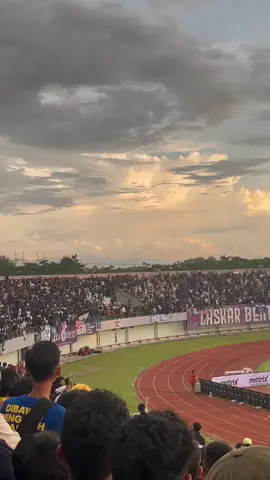 rusuh sesudah peluit panjang Persita vs Persib 🫣yg terluka semoga di sembuhkan aminn,semoga tidak ada lagi seperti ini suporter Indonesia,biar persepakbolaan di Indonesia maju 🤲🤲 Bobotoh,viking away to Tanggerang 💙🏆💜 #fyp #briliga1 #ligaindonesia #liga #viking #bobotohpersibbandung #bobotohpersib #bobotoh #bobotohpersib1933 #persib #persibbandung #juaradunia #fypシ゚viral🖤tiktok #fypp #fyppppppppppppppppppppppp #fypage #viralvideo #liga #ligaindonesia #briliga #suporter #suporterindonesia #persita #persitatangerang #sepakbolaindonesia #sepakbola 