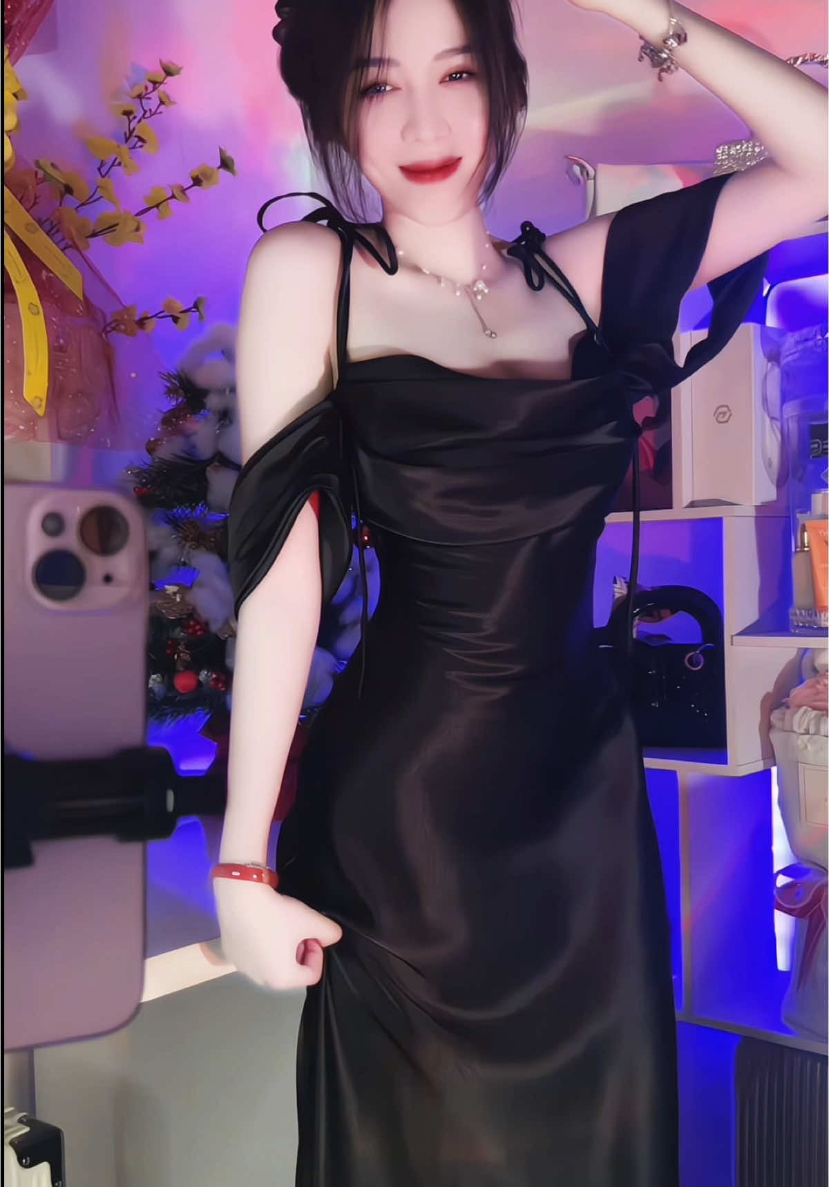 Cột 2 lần dây ròi hãy cột nơ nhé. Tháo dễ yên tâm vì ẻm là lụa #sarahduongreview #sarahduongvlog #sarahduonglive #thoitrangnu #damlua #lụa #váy 