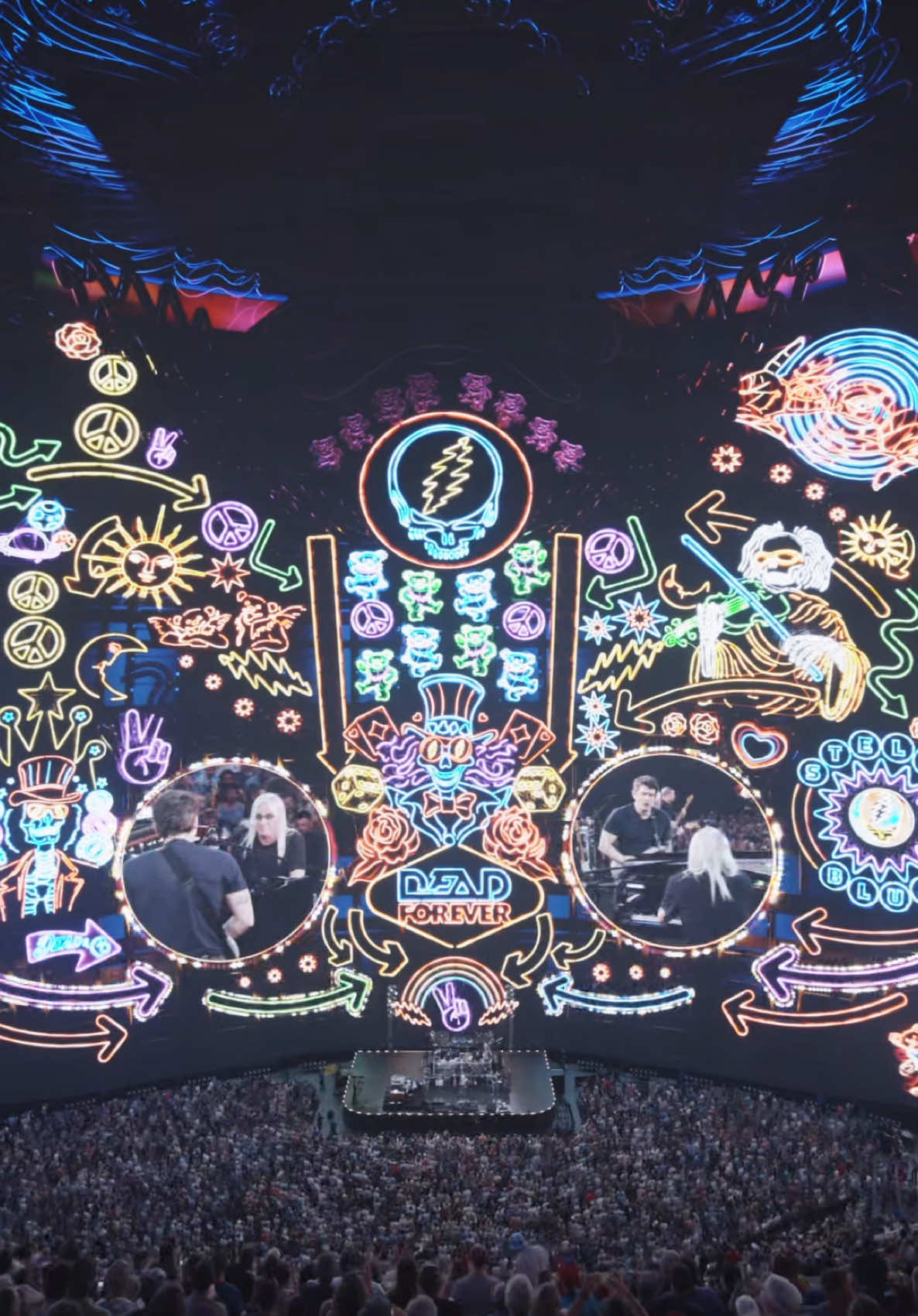 Weekend 6 of #DeadForever is in motion! We’ll see you soon for night 2. 🌹💀⚡️ @Dead & Company  🎥: @Alive Coverage 