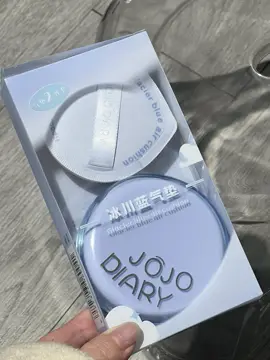 It has excellent coverage on the upper face!! The flaw can be fixed in just a few moves! It's especially suitable for those who are mixed with Picans! It feels smooth and moist on the face, but it really peels off the face!! #cushion #makeup#domakeup #unboxing #review #fyp#xuhuong 