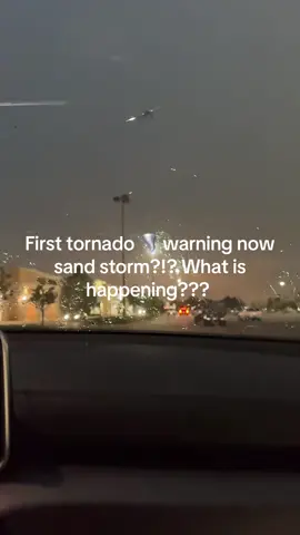 What is going on weather?!?! But only in Illinois right? #crazyweather #torandowarning #sandstorm #chicago #illinois 