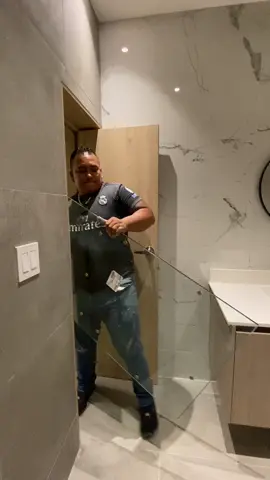 Tranquilos, esto fue un caso rarísimo… y sí, lo reemplazamos al instante. La seguridad y la satisfacción del cliente son lo primero. 		#L#LoMaloNuncaSeSube•	#F#FailEnObra•	#V#VidrioExplota•	#I#InstalaciónFallida•	#S#SustosQueDanGusto•	#T#TiktokConstrucción•	#E#EpicFail•	#B#BadBunny•	#L#LoMaloTambiénSeSube•	#SucedióAsí                              	•	#F#FYP•	#P#ParaTi•	#V#Viral•	#TiktokFail                                #L#LoMaloNuncaSeSubeV#VidrioConActitudE#EpicFailConEstiloI#InstalaciónConSorpresaS#SustoPeroControladoT#TikTokObraC#CasosAisladosF#FailSeguroP#ParaReírnosUnRatoClientesFelicesSiempre