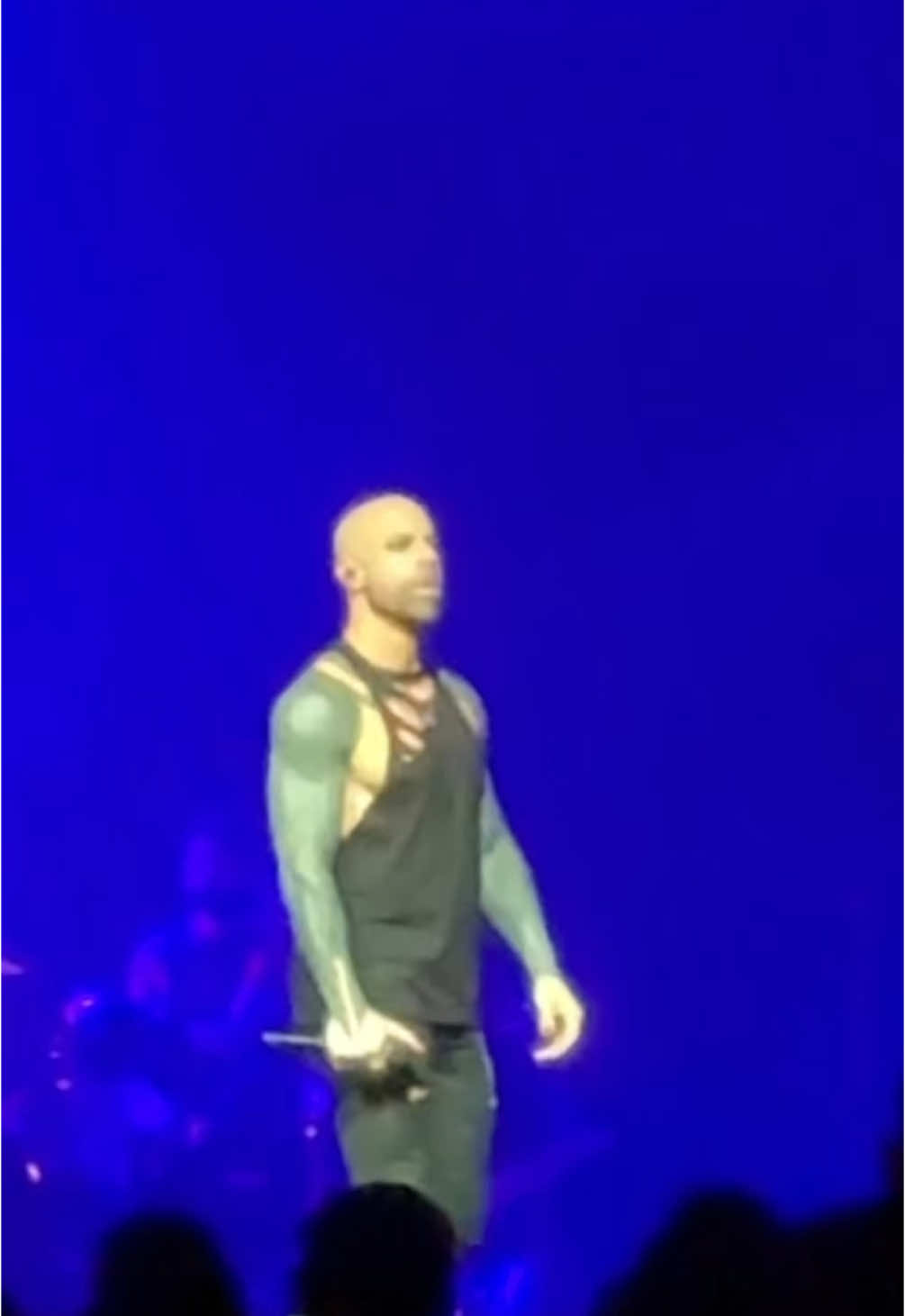 Something told me to hit record.. loved his intro to his song Heavy Is The Crown#HeavyIsTheCrown #Daughtry #message #respect #PutYourselfFirst #ThinkForYourself@Daughtryofficial✅️ 