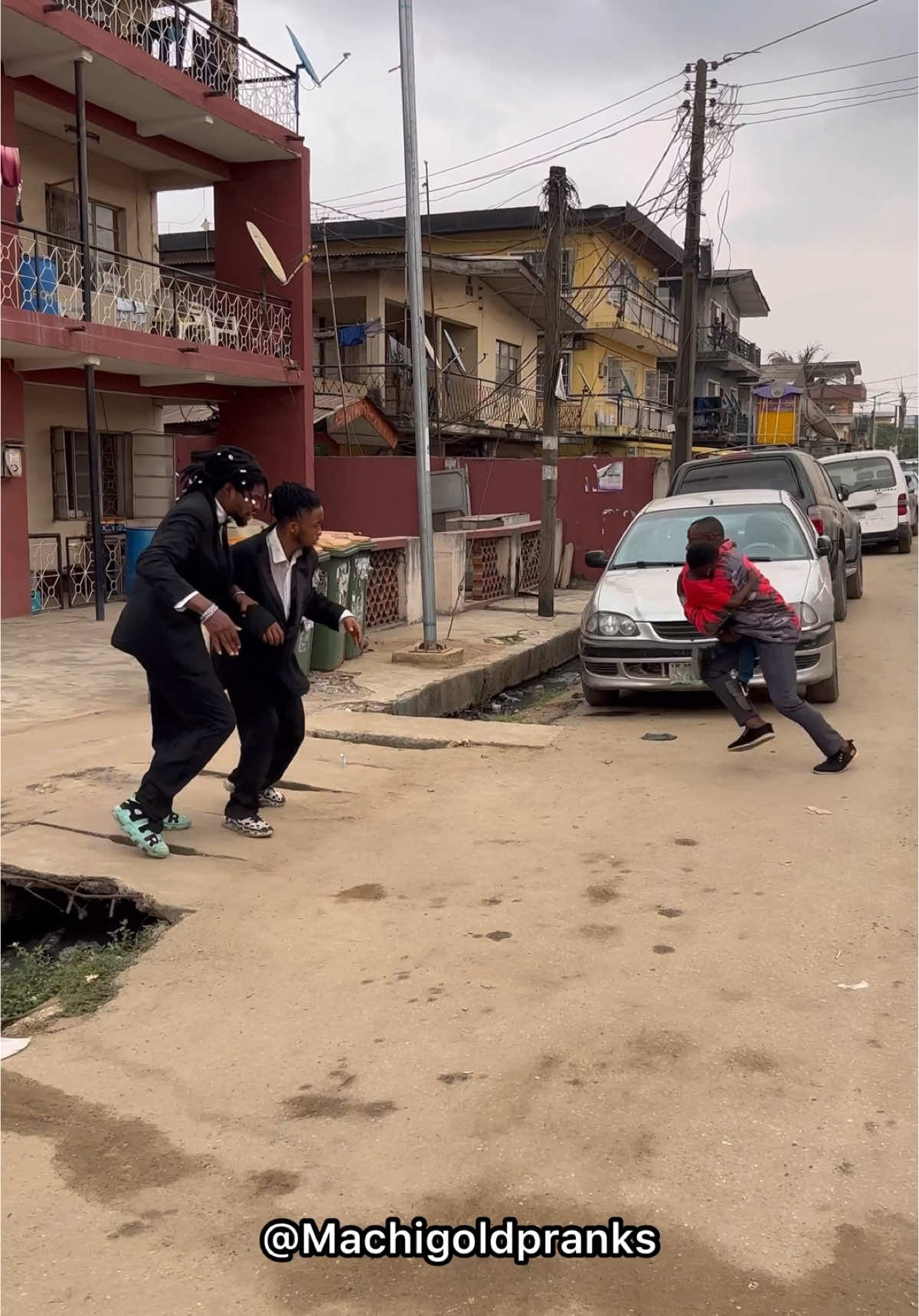 Why are you running??🤣😂😂😂😂😂😂😂😂😂 #reels #pranks #Machigoldpranks #viral