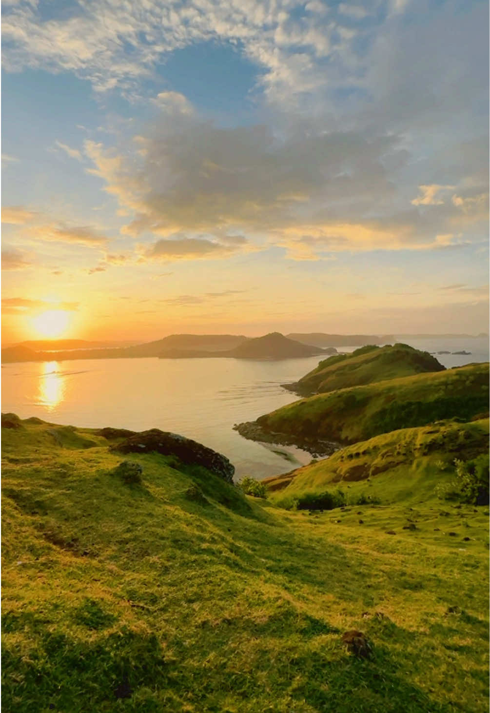 Ga pernah di buat kecewa setiap kali ke Bukit Merese “Sunrise Dewa”  📍 Bukit Merese #explorelombok #wisatalombok  #paketwisatalombok #lomboktrip #liburankelombok #lombokvacation #travellombok #keindahanlombok #pinkbeach #pantaipinklombok #lombokisland  #pesonalombok #lombokdestinasi #snorkelinglombok #divinglombok #sembalun #gilinanggu #gilitrawangan #pantailombok #gilikondo #bukitselong #mandalika #lombokunderwater #hiddengemslombok #lombokadventure #wisatapantailombok #lombokholiday #fyp #fyi #newtrend #liburan #liburankeluarga #sunrise 