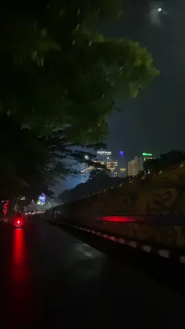Setelah hujan reda, Bandung menyuguhkan malam yang dingin, namun hangat oleh kenangan  #bandungvibes #bandungafterrain #bandungfyp #bandungsurapati 