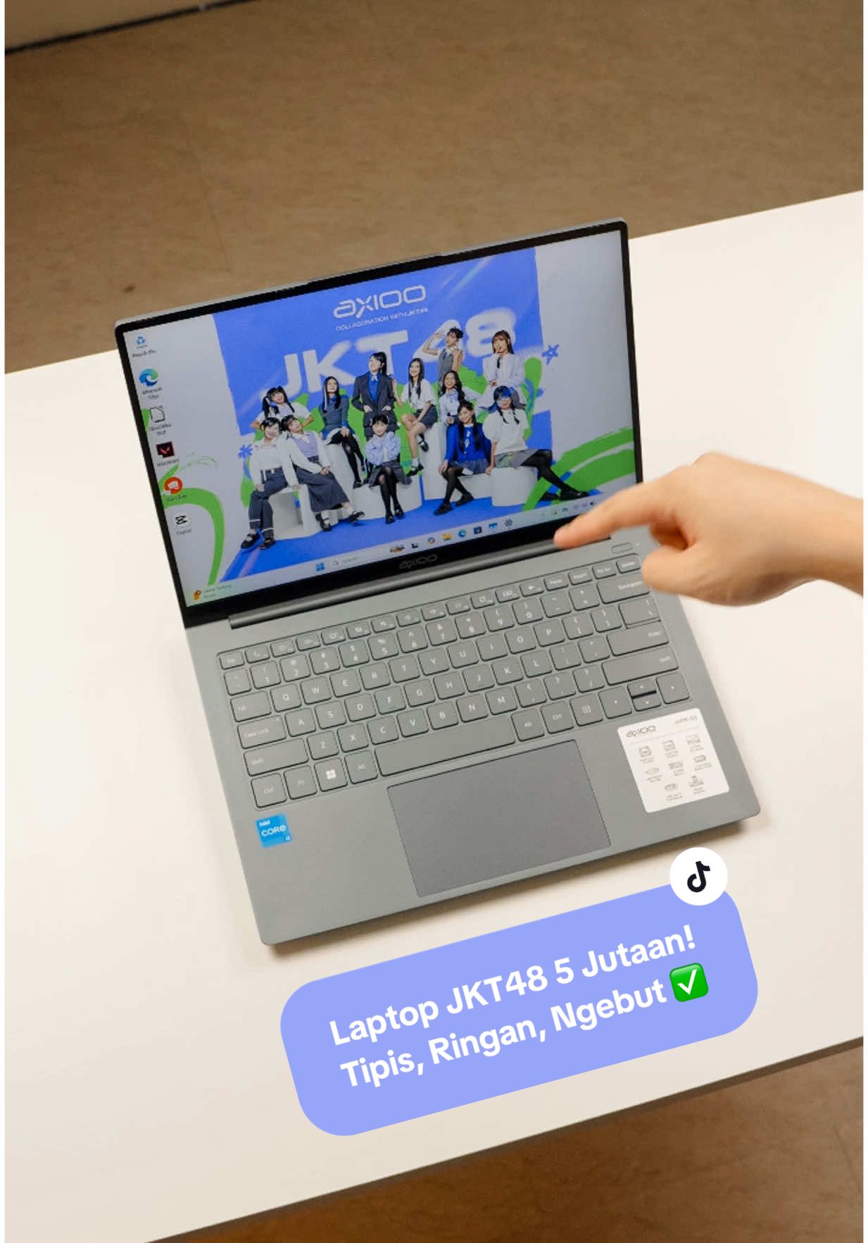 Laptop hemat batere, ringan banget, buat sehari hari! Ini namanya Axioo Hype R 3 IPS, cuman 5 jutaan, collab sama JKT48 yang artinya dapet banyak bonus. Gue udah coba main game ringan kaya Valorant ini lancar, bisa sekitar 90fps keatas, buat sehari hari juga ini baterenya awet, keyboardnya enak, layarnya juga jernih. Recommended banget untuk yang nyari laptop ringan, hemat budget, dan ada garansi all risk. #review #techreview #laptop #axioo #jkt48 #unboxing