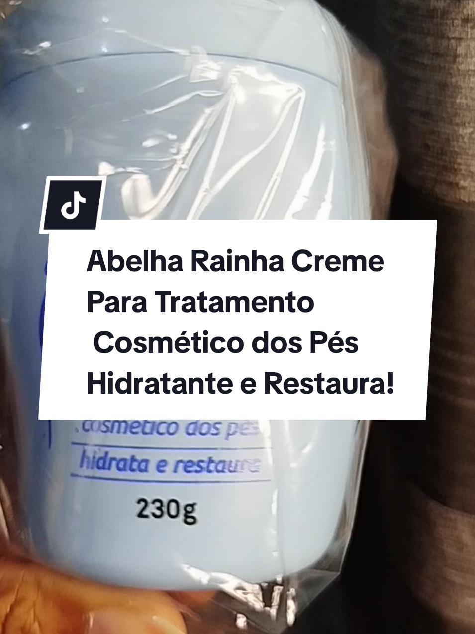 Abelha Rainha Creme Para Tratamento Cosmético dos Pés (230g) é um creme hidratante especialmente desenvolvido para cuidar da pele dos pés, oferecendo uma hidratação intensa e proporcionando maciez. Com uma fórmula enriquecida com ativos que ajudam a restaurar a saúde da pele, ele é ideal para quem tem pés ressecados, ásperos ou com calosidades. #creme #abelharainha #dermopés #tiktok #tiktokshopchegou #tiktokshopbrasil 