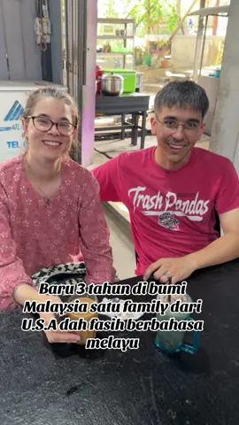 Walau baru 2 kali datang breakfast di #WarungsateychikengMamamia tapi keramahan warga USA sekelurga ni mcm dah lama kenal..Di raut wajah nampak terharu dan bangga bila saya beritahu ramai rakyat Malaysia memuji beliau dan keluarga kerana fasih berbahasa melayu walau hanya baru 3 tahun berada di bumi Malaysia..Osmand juga memuji rakyat Malaysia rata rata berbudi bahasa,ramah dan sangat baik hati dan yang paling dia kagum rakyat Malaysia dapat hidup dlm suasana yg aman harmoni walau berbagai kaum tak kira Melayu,Cina,India,Kadazam dan apa jua kaum dan juga budaya.saya pun sempat berkata ‘itulah Malaysia,antara kami saling memerlukan saling bantu membantu tak kira apa jua warna kulit,sesungguhnya kami “Satu Malaysia” #WarungsateychikengMamamia #Tiktok #awdalborma 