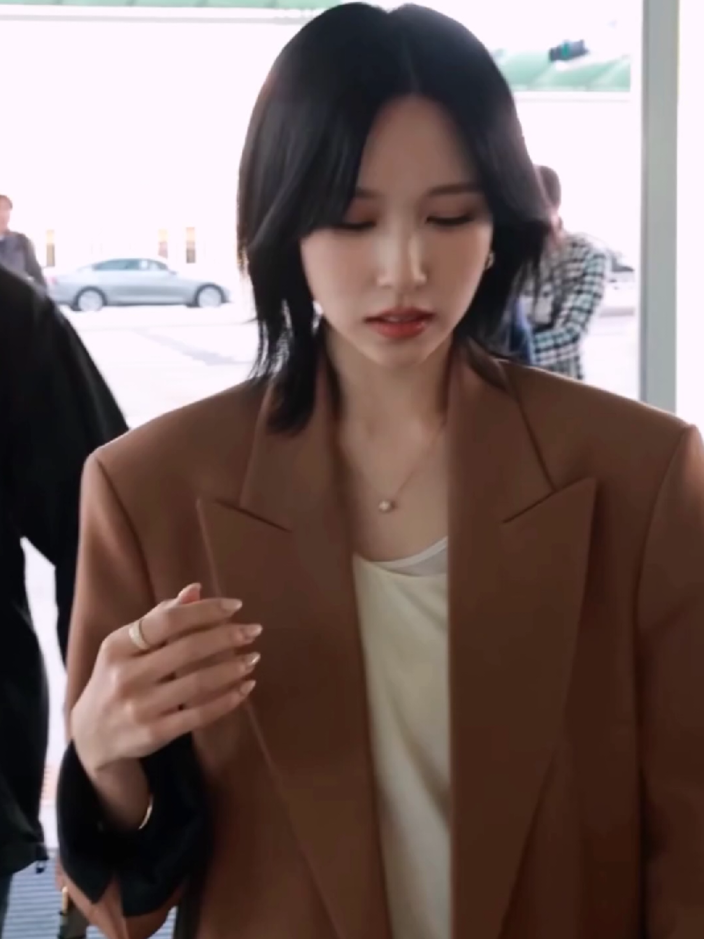 🐧250517 to paris💕La elegancia de Mina ✨ que hermosa🗣️ #미나 #ミナ #mina #myouimina  #fyp #kpopfypシ #once #idolairport #japan #misamo  #airportidol #minachan #paris #korea #once #twice #justinmyoui #justin #sharon #classy 