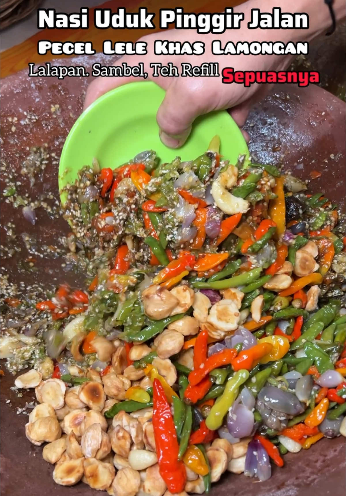 Nasi Uduk pinggir jalan yang kasih Lalapan Teh Manis dan Sambel Nambah Sepuasnya !!!