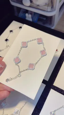 Lắc 4 lá bạc viền đá về đủ màu rùi đây các nàng ơi 💕 chất liệu bạc s925, mặt đá, có các màu: trắng xà cừ, hồng, đỏ, xanh lá, đen. Đây có thể nói là loại 4 lá đẹp nhất, chế tác tỉ mỉ nhất với chất liệu bạc thật luôn ý✨ #trangsucvangbac #trangsucbac #s925silver #bac925 #vongtaybac 