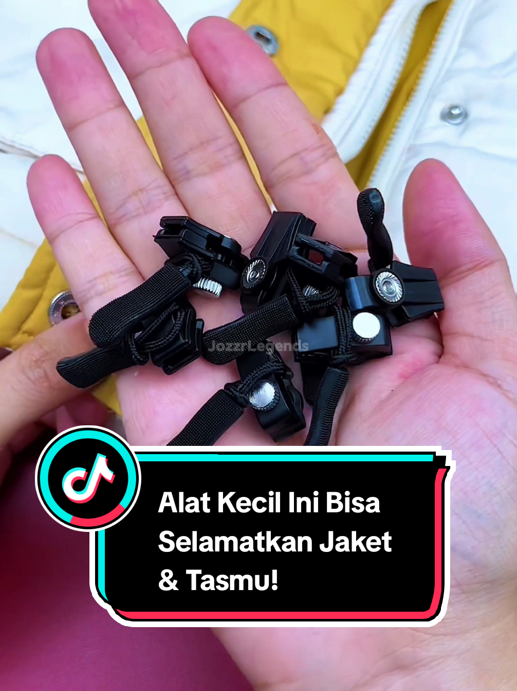 Alat Kecil Ini Bisa Selamatkan Jaket & Tasmu! Deskripsi: Resleting rusak bukan masalah lagi. Wajib punya buat di rumah atau saat traveling. 📽️ Source:  1878351203 on RedNote  2672161111 on RedNote  26565757256 on RedNote #shorts #trending #viralvideo #faktamenarik #alatpraktis #resletingdarurat #fixsendiri #travelhack #alatunik #resleting #murah #praktis