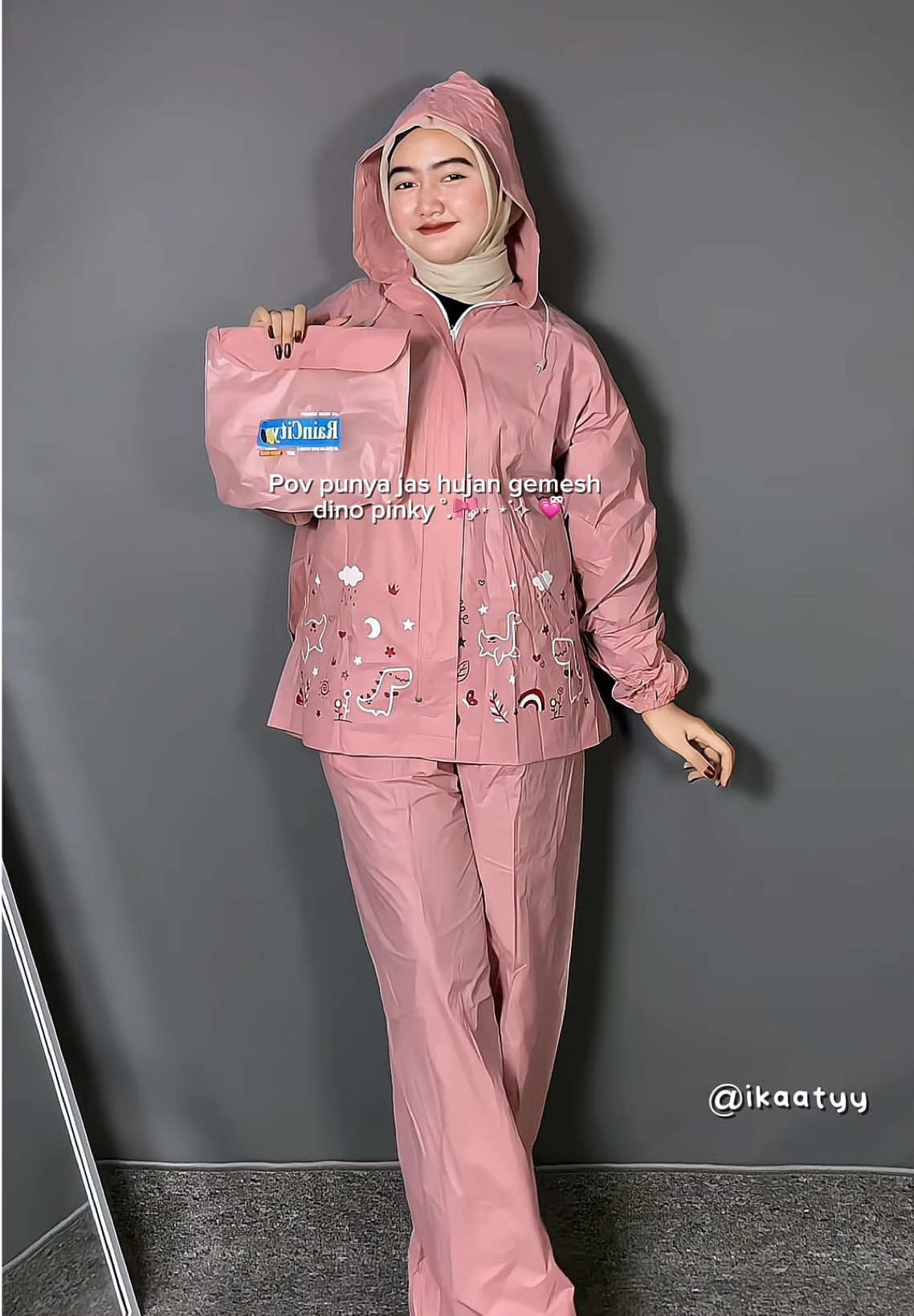 Kalau jas hujannya segemesh ini jadi pengen ujan ujanan tiap hari 🎀༘⋆ 💗ྀི #jashujan #jashujanwanita  #mantelhujan #jashujanpink #jashujandino 
