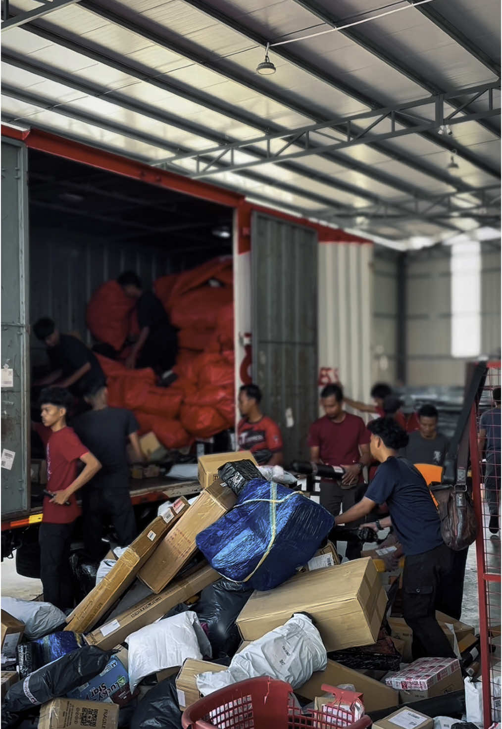 Macam macam ragam pun semua dispatch tetap bersabar & tetap melayan karenah customer 😵‍💫😇 Kuat betul mental abang akak J&T Express Kluang ni kan ? 😂 SEMANGAT KERJANYA DEMI CUSTOMER TERCINTAA 🫰🏻  JOM GUNA SERVICE J&T EXPRESS KLUANG 🤩  Walk in post ✅ Drop Off ✅ Self Collect ✅ JHR345 ( HQ J&T EXPRESS KLUANG ) 🔛 9.00 AM - 6.30 PM 🏢 75 , Jalan Tasik Indah 1/5 , Taman Tasik Indah 86000 Kluang Johor 📞 019 270 0168 🟢 OPEN EVERYDAY  #DeliveryYourParcelWithLove #wecareyourparcel #jntexpress #courrier #jntexpresskluang #johor #jntexpressmalaysia #trending 