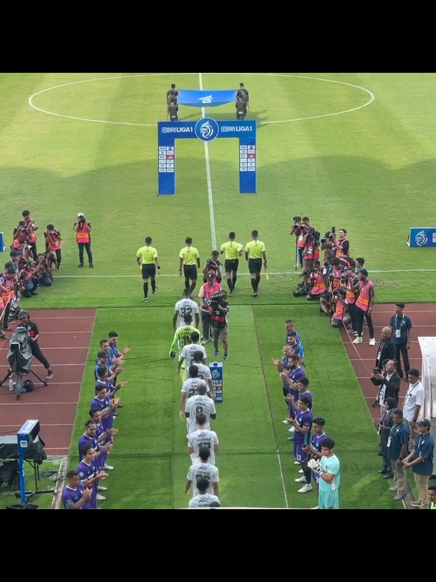sang JUARA di sambut oleh tuan rumah persita #persib #liputanbobotoh 