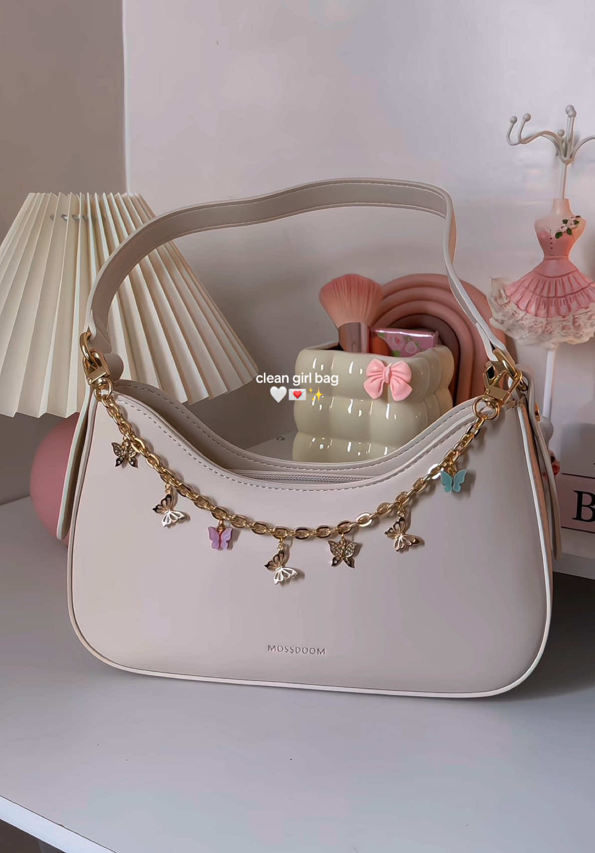 so prettyy🤍😩 #fyp #bag #mossdoom #mossdombag #handbag #everydaybag #whatsinmybag #fashionbag #cleangirl #minimalist #cleangirlbag #OOTD #trending 